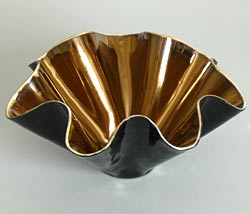 gold and black scalloped bowls